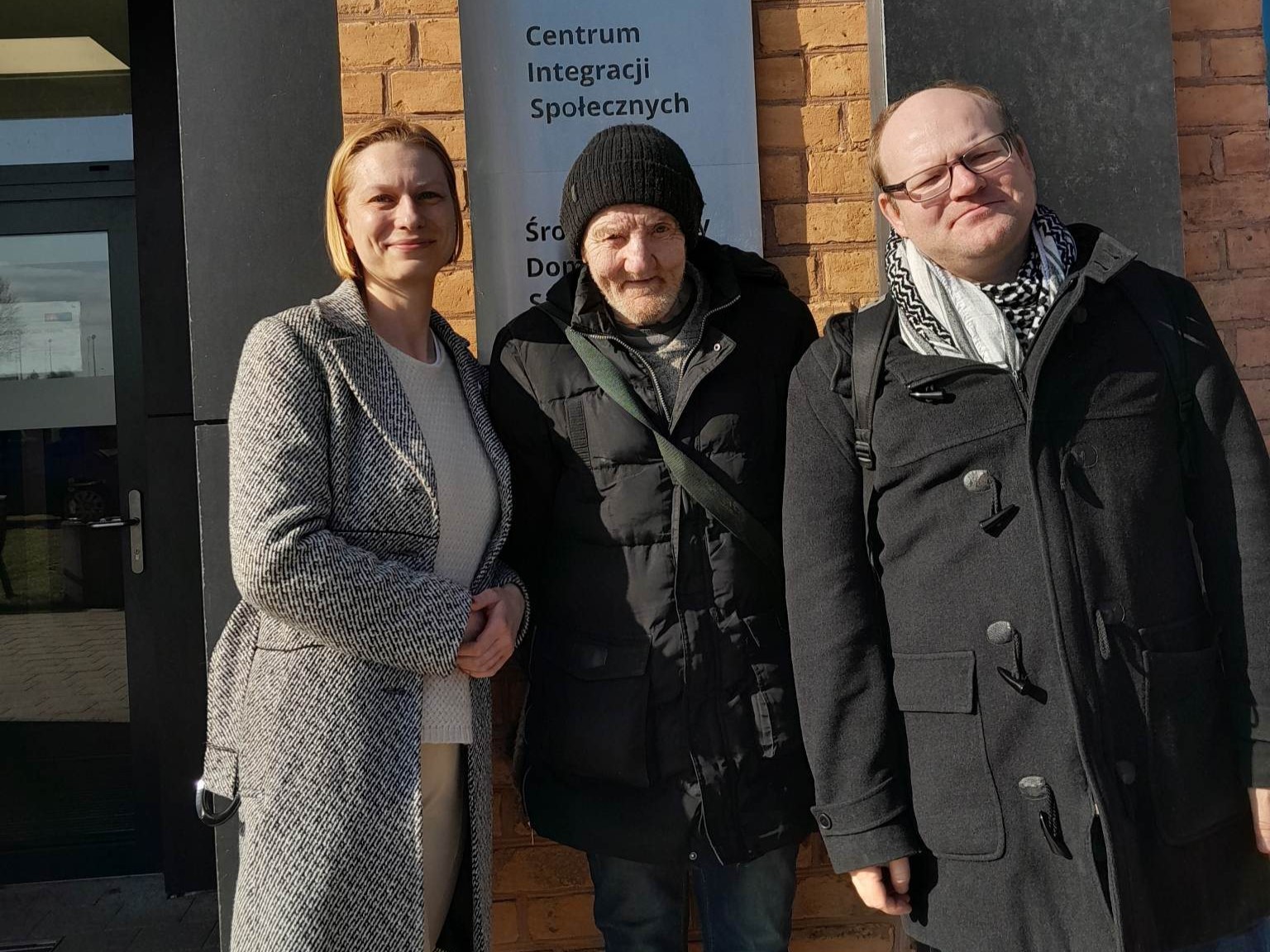Na zdjęciu: Pan Ryszard oraz Joanna Sobańska i Maciej Ostrowski – Pomorska Akcja Lokatorska
