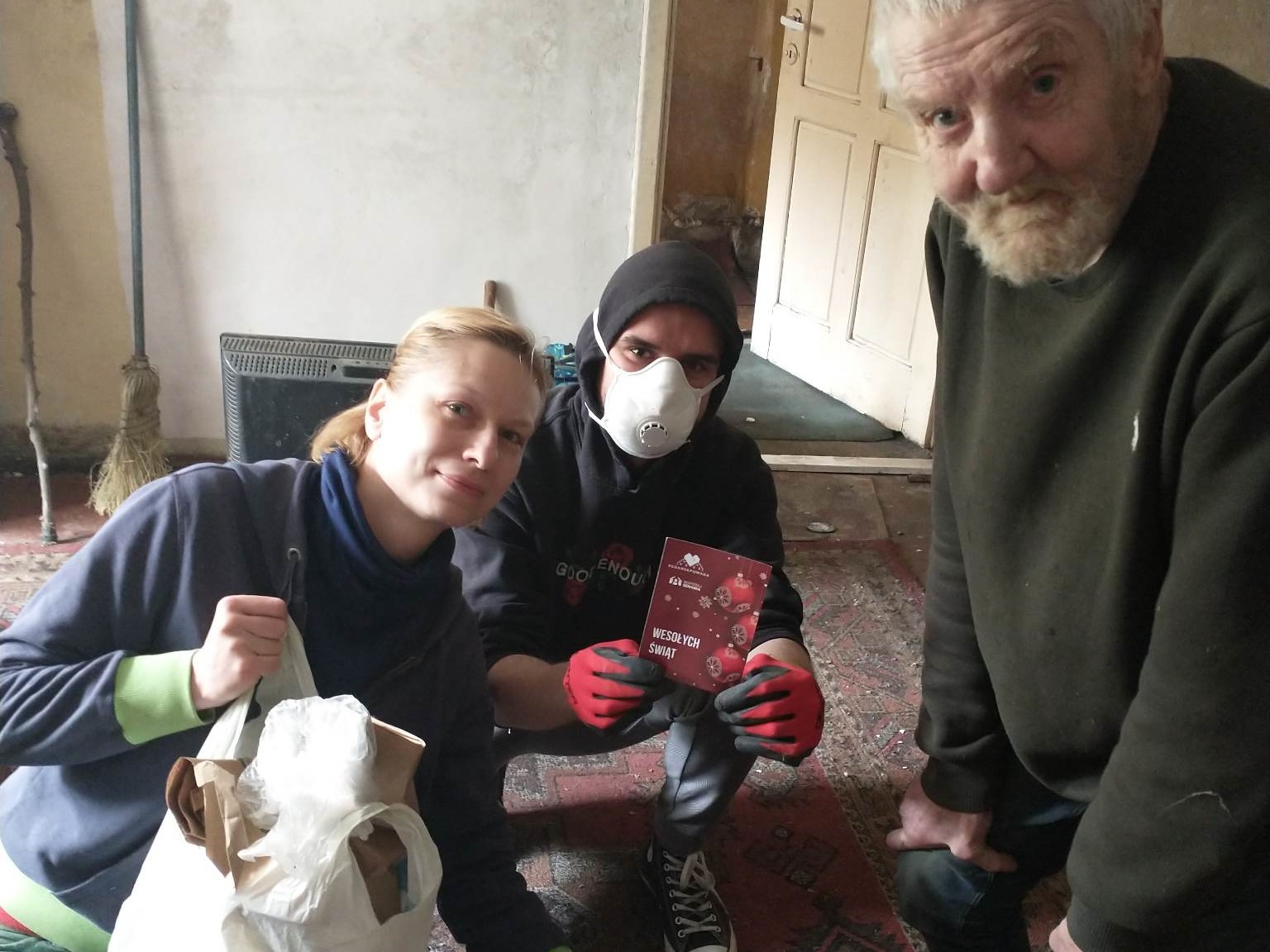 Zdjęcie - działacze PAL pomagają p. Ryszardowi w sprzątaniu i przeprowadzce.